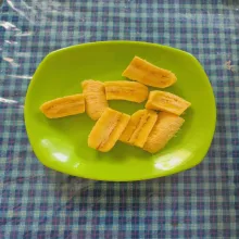 Siapkan pisang yang telah dipotong - potong.