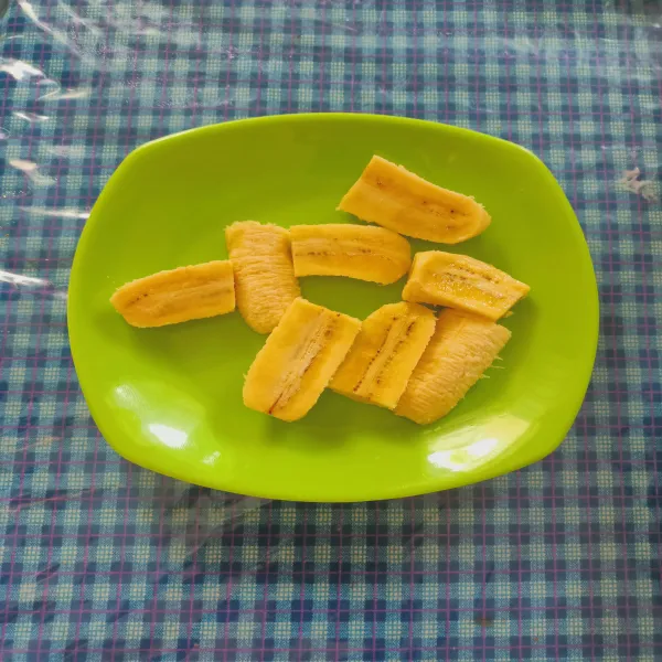 Siapkan pisang yang telah dipotong - potong.