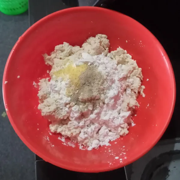Tambahkan tepung tapioka, garam, merica dan kaldu ayam, aduk rata.