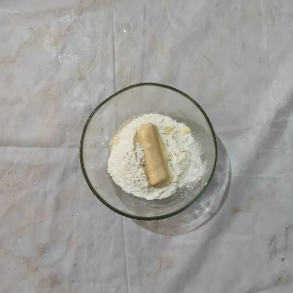 Gulingkan di atas adonan tepung kering. Baluri hingga rata.