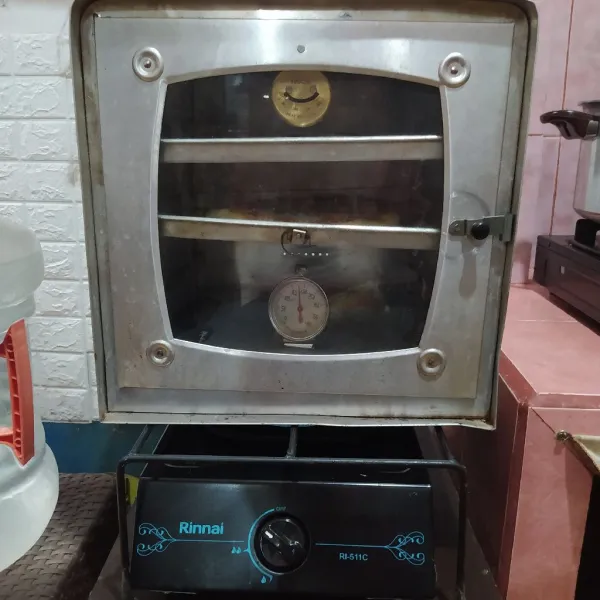 Panaskan oven di suhu 200°C selama 10 menit, lalu panggang selama 16 menit sambil sesekali diputar dan dipindah raknya.