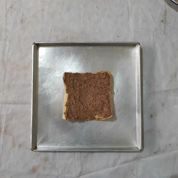 Panggang roti dengan oven suhu 175°C selama 10 menit. Angkat dan sajikan.