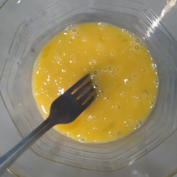Buat bahan pencelup basah dahulu. Kocok telur, lalu masukkan tepung terigu dan soda kue sambil diayak. Tambahkan air dingin. Aduk hingga rata.