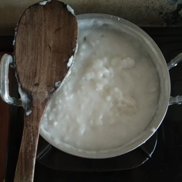 Rebus santan, garam dan daun pandan hingga mendidih. Tambahkan larutan tepung beras sedikit-demi sedikit dan dengan di aduk-aduk hingga menjadi bubur sumsum.