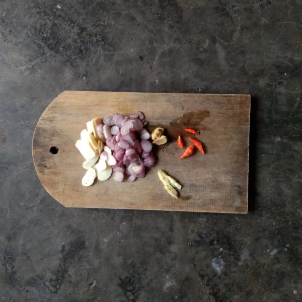 Iris bawang merah, bawang putih, cabe rawit dan keprak kunci/ kencur.