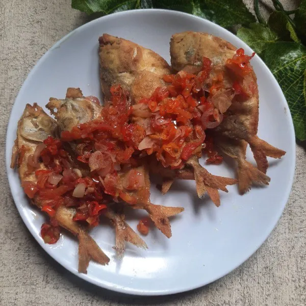 Ikan siap disajikan dengan sambal dabu dabu.