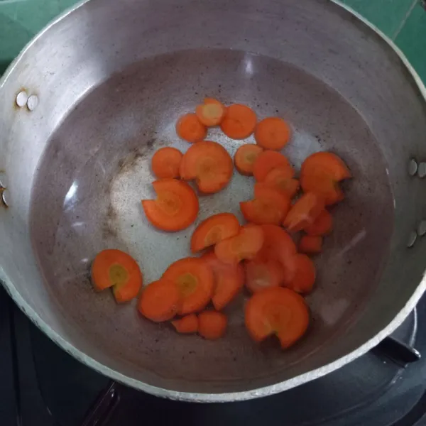 Rebus wortel dan air hingga mendidih.