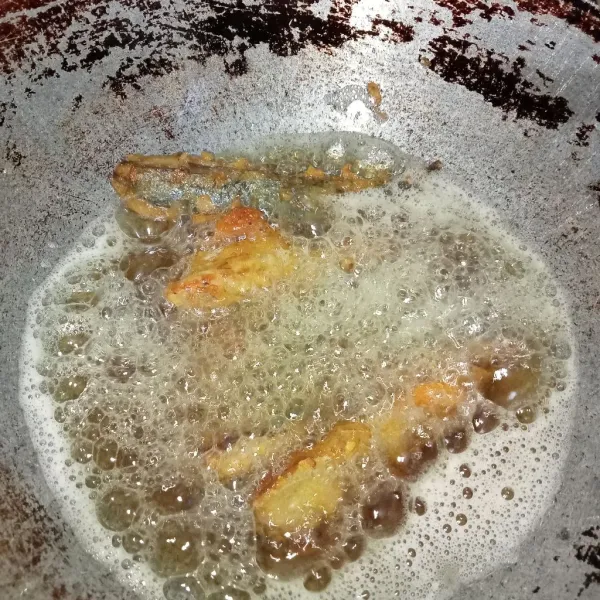 Panaskan minyak secukupnya lalu masukkan pindang, goreng pindang hingga kering kuning keemasan, angkat dan tiriskan. Sajikan.