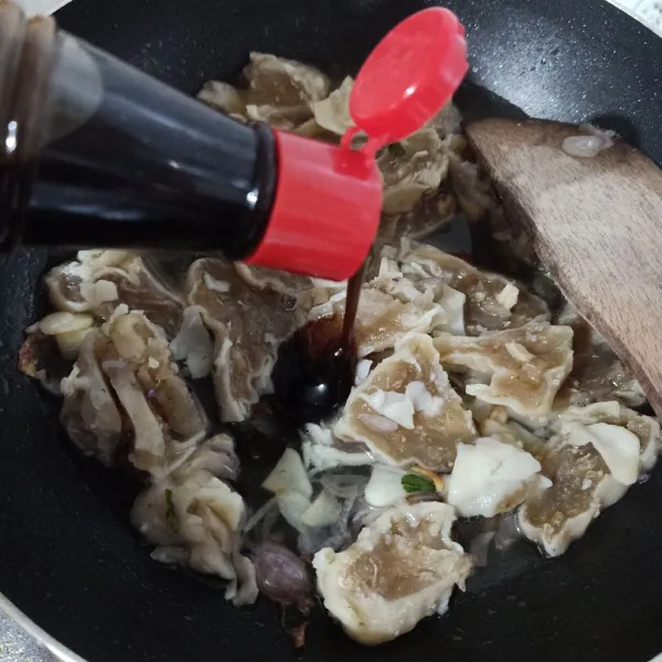 Beri saus tiram dan air, biarkan mendidih.