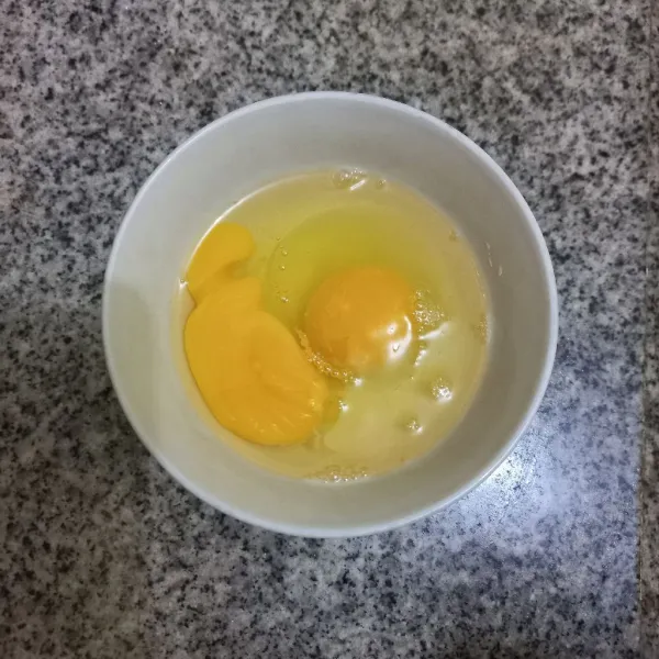 Siapkan mangkuk, pecahkan telur ayam.