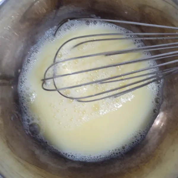Di dalam mangkuk kocok 1 butir telur dan air. Dimangkuk lain campur tepung terigu dan baking soda. Lalu campur ke adonan telur aduk rata.
