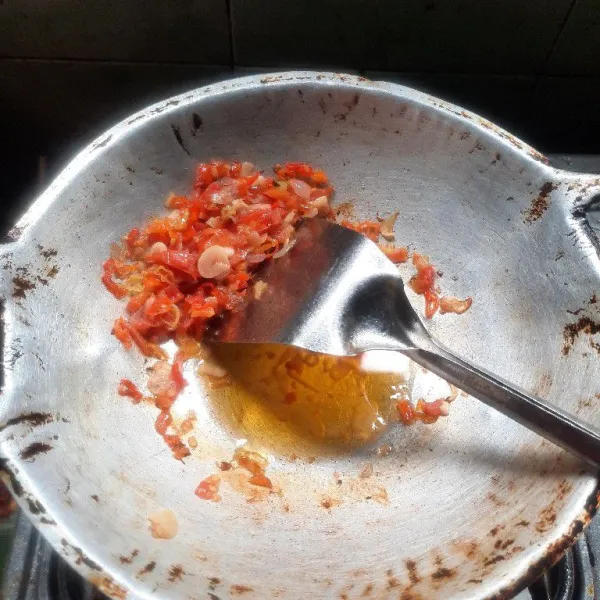 Siapkan sambal dabu dabu.