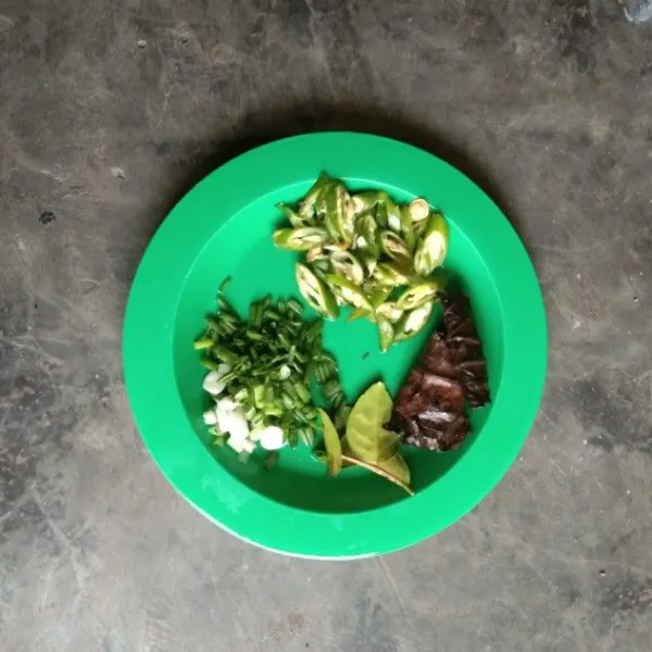 Siapkan daun salam, daun jeruk. Iris-iris juga daun bawang dan cabe hijau.