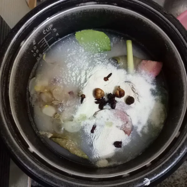 Beri fiber creme, bunga lawang, kapulaga dan cengkeh, aduk rata, nyalakan rice cooker.