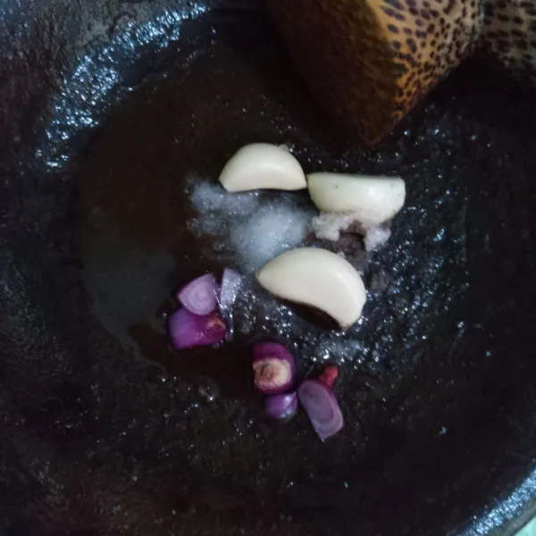 Ambil bagian ujung bawang merah (bagian tengahnya diiris-iris lalu digoreng) haluskan bersama bawang putih, garam, gula, lada.