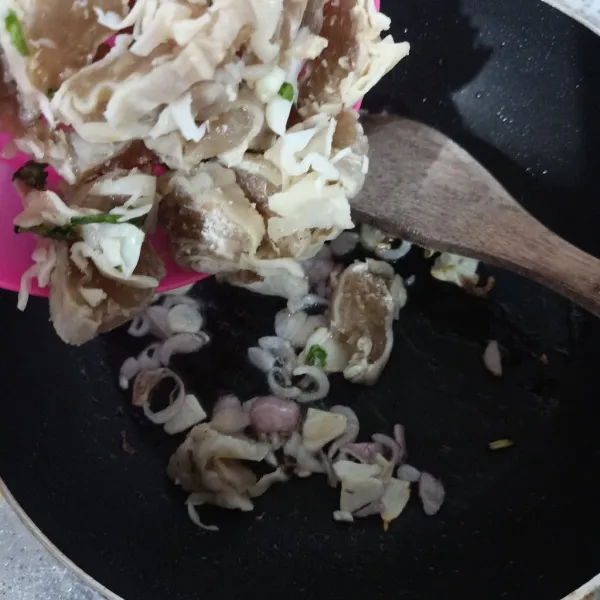Tumis bawang sampai harum lalu masukkan somay, aduk rata.