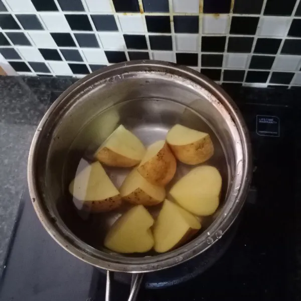 Didihlan air lalu rebus kentang hingga lembut. Lalu kupas kulitnya.