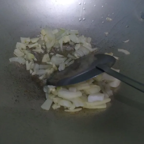 Tumis bawang putih dan bawang bombay hingga harum dan layu.