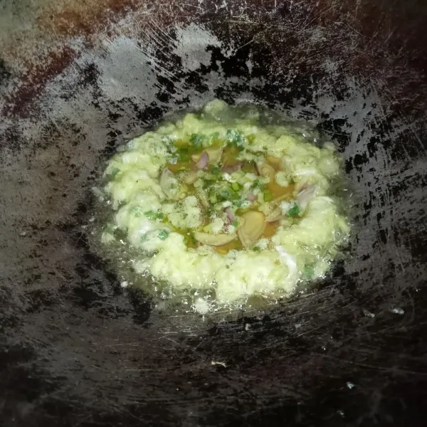 Panaskan minyak goreng sampai benar-benar panas, lalu tuang telur dengan jarak yang sedikit tinggi dari wajan.