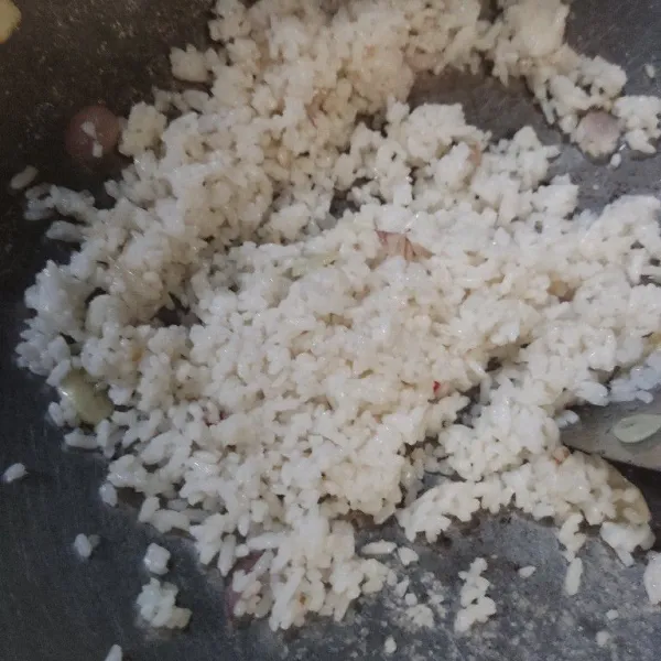 Masak hingga nasi kering. Angkat.