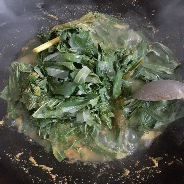 Masukkan daun singkong dan masak hingga daun singkong layu. Karena daun singkongnya tidak direbus terlebih dahulu jadi daun singkongnya jangan sering - sering dibolak - balik agar tidak pahit.