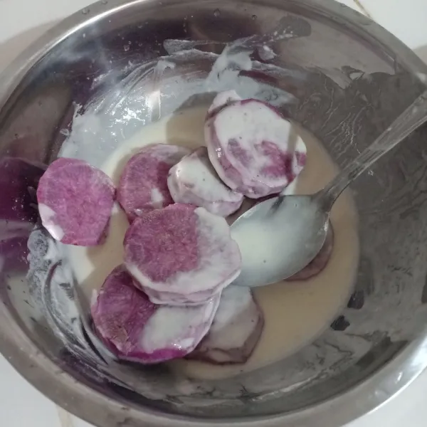 Masukkan ubi ungu dalam adonan.