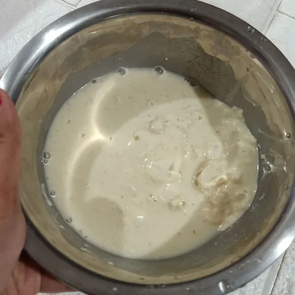 Campur tepung serba guna dengan air, aduk rata.