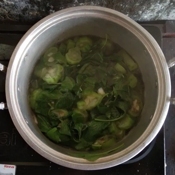 Tambahkan gula, garam dan penyedap. Aduk merata. Cek rasa.