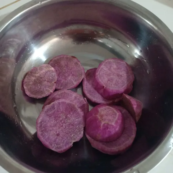 Potong-potong ubi ungu.