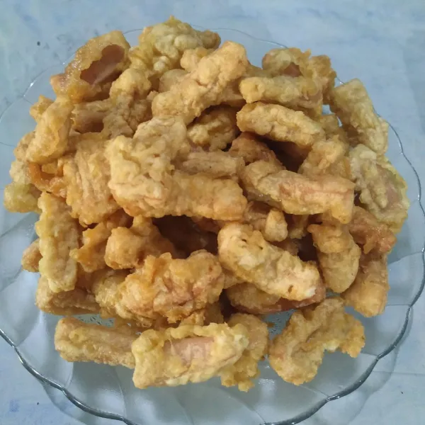 Goreng sosis hingga kecokelatan dengan api kecil. Angkat dan tiriskan.