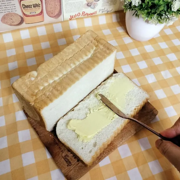 Beri olesan margarin merata di semua permukaan.