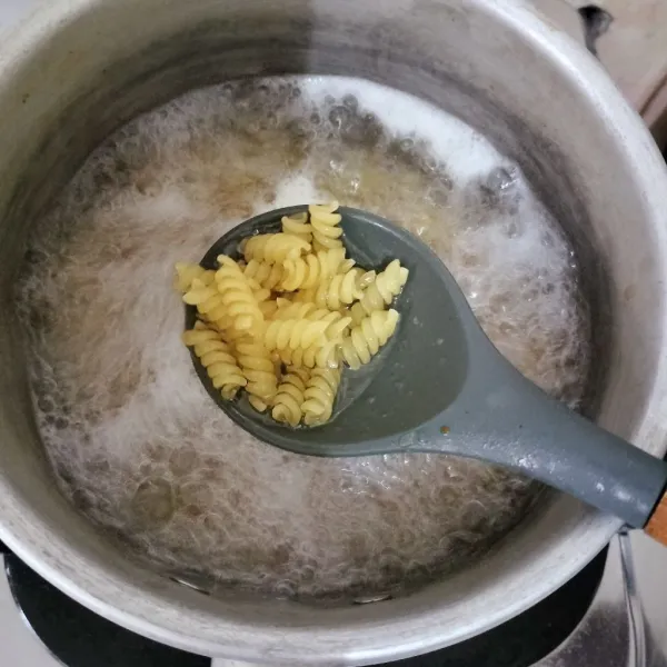 Didihkan air, rebus macaroni dengan sedikit minyak hingga aldente.  Sisihkan.