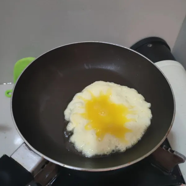 Dadar kocokan telur per 3 sdm, lakukan hingga telur habis.