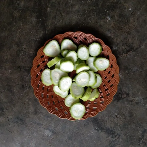 Siapkan dan kupas gambas. Cuci bersih lalu potong-potong kurang lebih 3-4 cm.