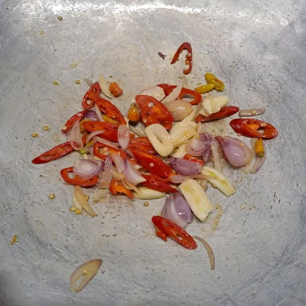 Tumis bawang merah, bawang putih, cabe merah dan cabe rawit sampai layu dan harum.