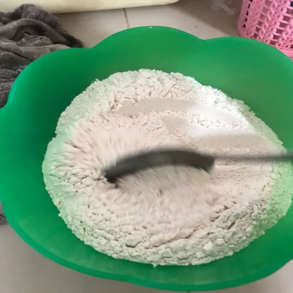 Campur 150 gr terigu dengan baking soda. Aduk rata lalu saring ke dalam adonan telur. Aduk rata hingga tidak ada yang menggerindil.