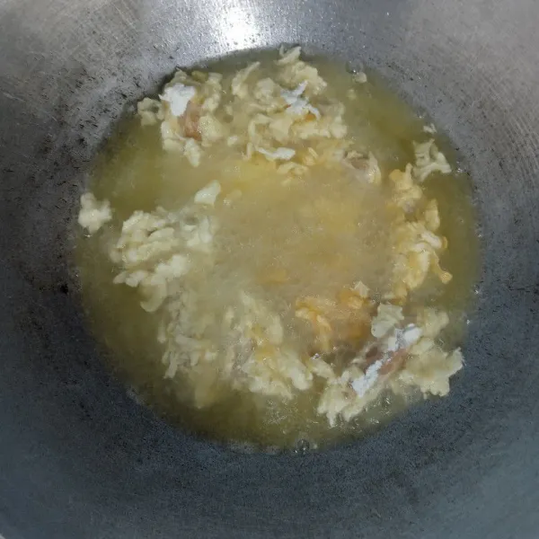 Celupkan sosis ke adonan basah, lalu balur ke tepung terigu kering, lalu goreng hingga kuning kecoklatan. Angkat lalu sisihkan.