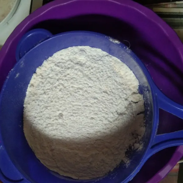 Dalam wadah, ayak tepung terigu dan tepung beras. Kemudian tambahkan gula pasir, baking powder dan baking soda, aduk rata.