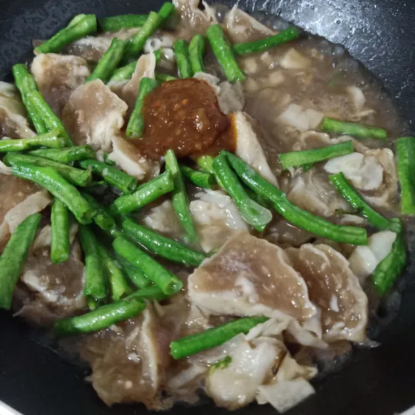 Beri saos sambal, kecap, gula, garam, kaldu bubuk.