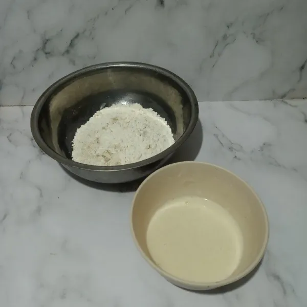 Ambil 3 sdm tepung terigu dan beri air secukupnya. Untuk tepung kering tambahkan sejumput merica dan garam.