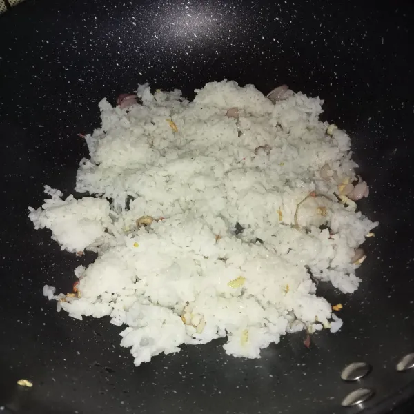 Masukkan nasi putih dan aduk-aduk sampai tercampur rata.