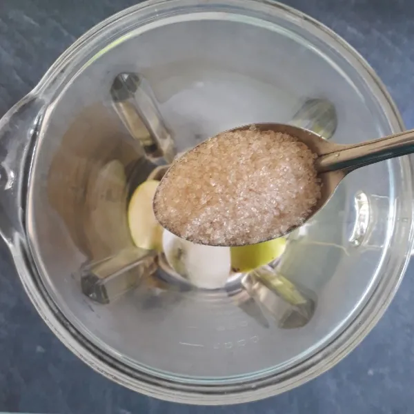 Masukkan gula pasir ke dalam blender.