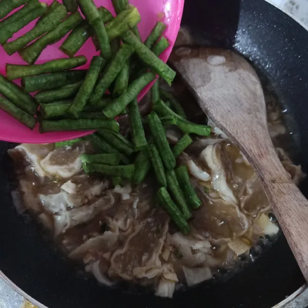 Masukkan kacang panjang.