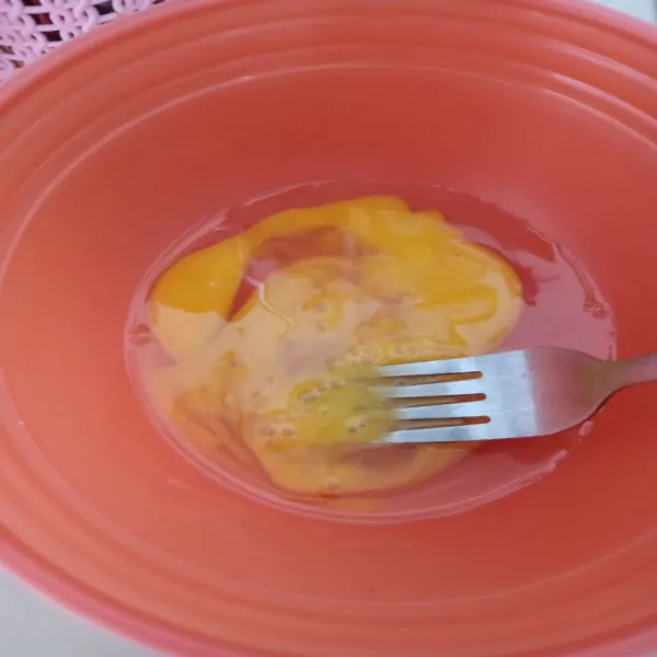 Dalam mangkuk, kocok lepas telur lalu tambahkan air soda, kocok lepas kembali.
