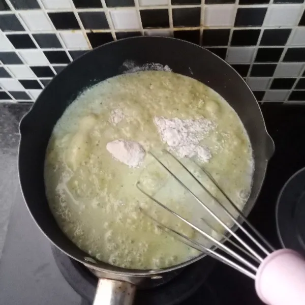 Masukkan air dan silky pudding powder kedalam pan. Aduk sampai tidak ada gumpalan. Lalu masak hingga matang.