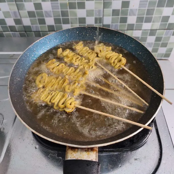 Goreng dalam minyak panas dengan api sedang hingga sedikit crispy. Lalu angkat dan tiriskan.