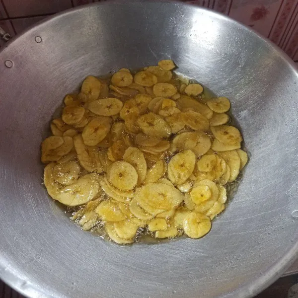 Panaskan minyak goreng secukupnya, masukkan pisang yang sudah diiris kemudian goreng hingga kering dan matang.