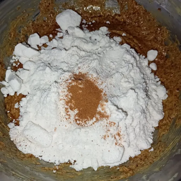 Masukkan tepung, baking powder dan cinnamon sambil diayak.