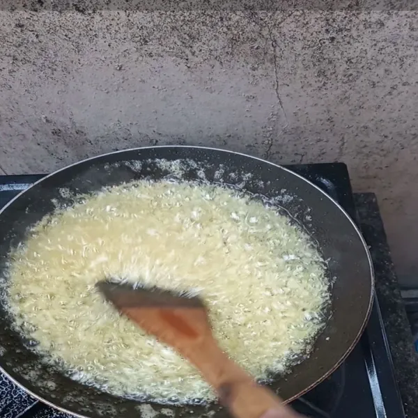 Cincang bawang putih lalu goreng jangan sampai gosong. Dan saring ambil minyaknya.