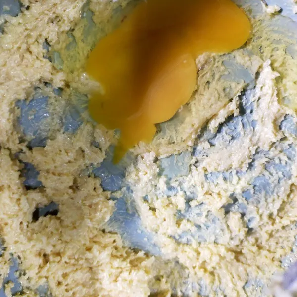Siapkan wadah, masukkan gula pasir dan margarin. kemudian mixer hingga mengembang dan tercampur rata. Kemudian masukkan telur. Mixer kembali.
